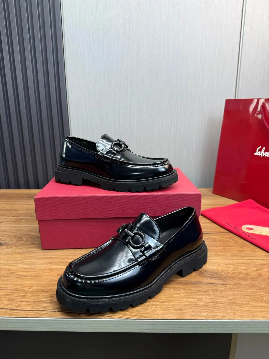 Men's shoes 💰880💰 Ferragamo. [Ferragamo] men's thick-soled loafers, the latest hot style, 1:1 original purchase quality, top quality, imported open-edge beaded cowhide leather on the upper, hand-made three-dimensional stitching highlights the round toe design, the inner foot pads are all imported cowhide, with original lightweight foam outsole, matching code 39-44, (38, 45 custom-made, non-refundable)